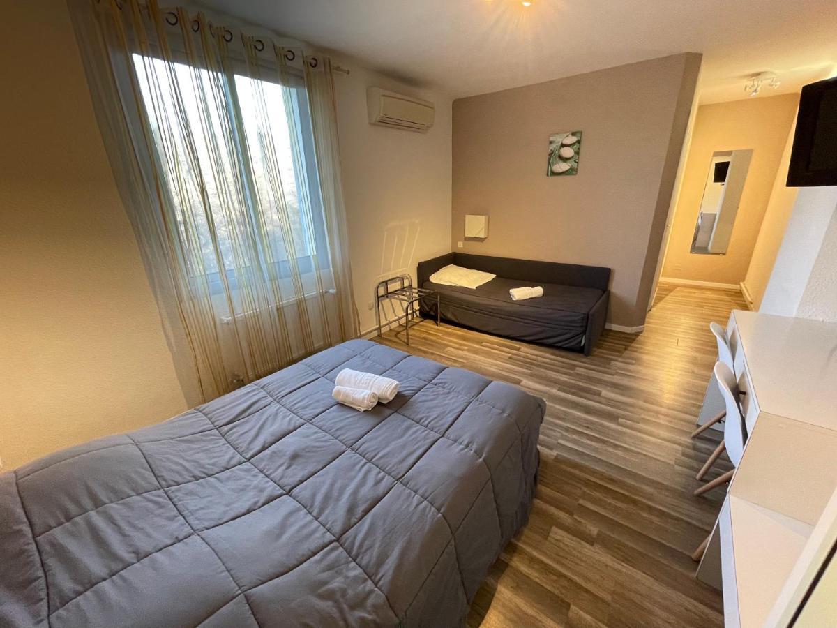 Hotel Les Chenes Сістерон Екстер'єр фото