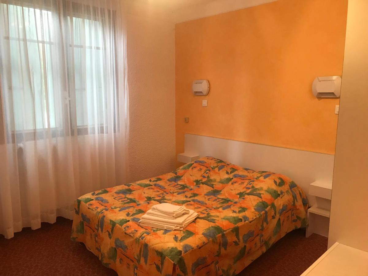 Hotel Les Chenes Сістерон Екстер'єр фото