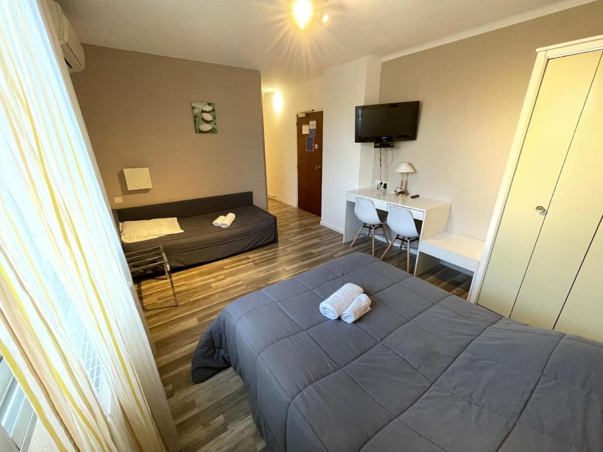 Hotel Les Chenes Сістерон Екстер'єр фото