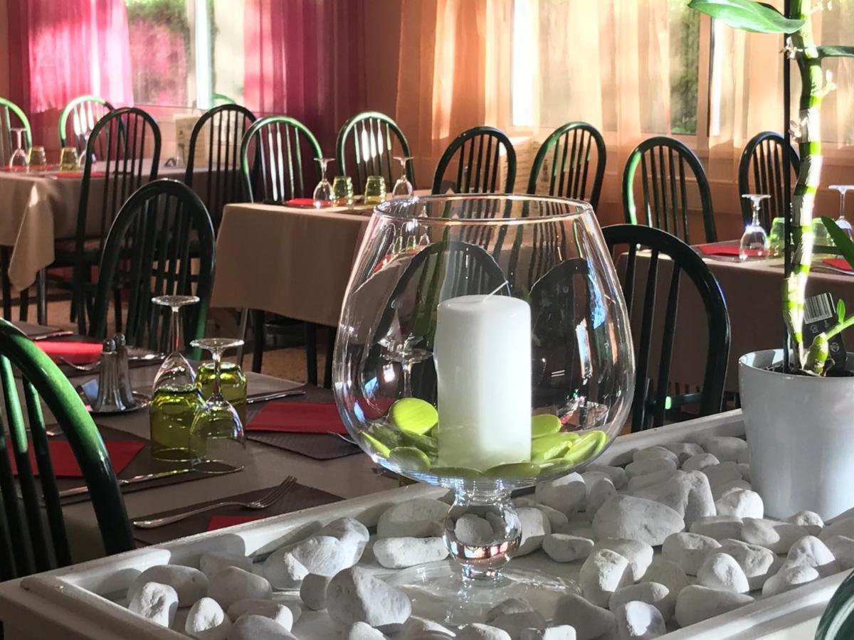 Hotel Les Chenes Сістерон Екстер'єр фото